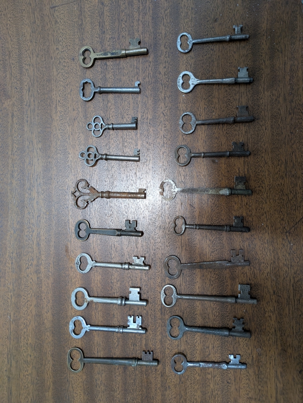 20 Vintage Skeleton Keys. Size L.